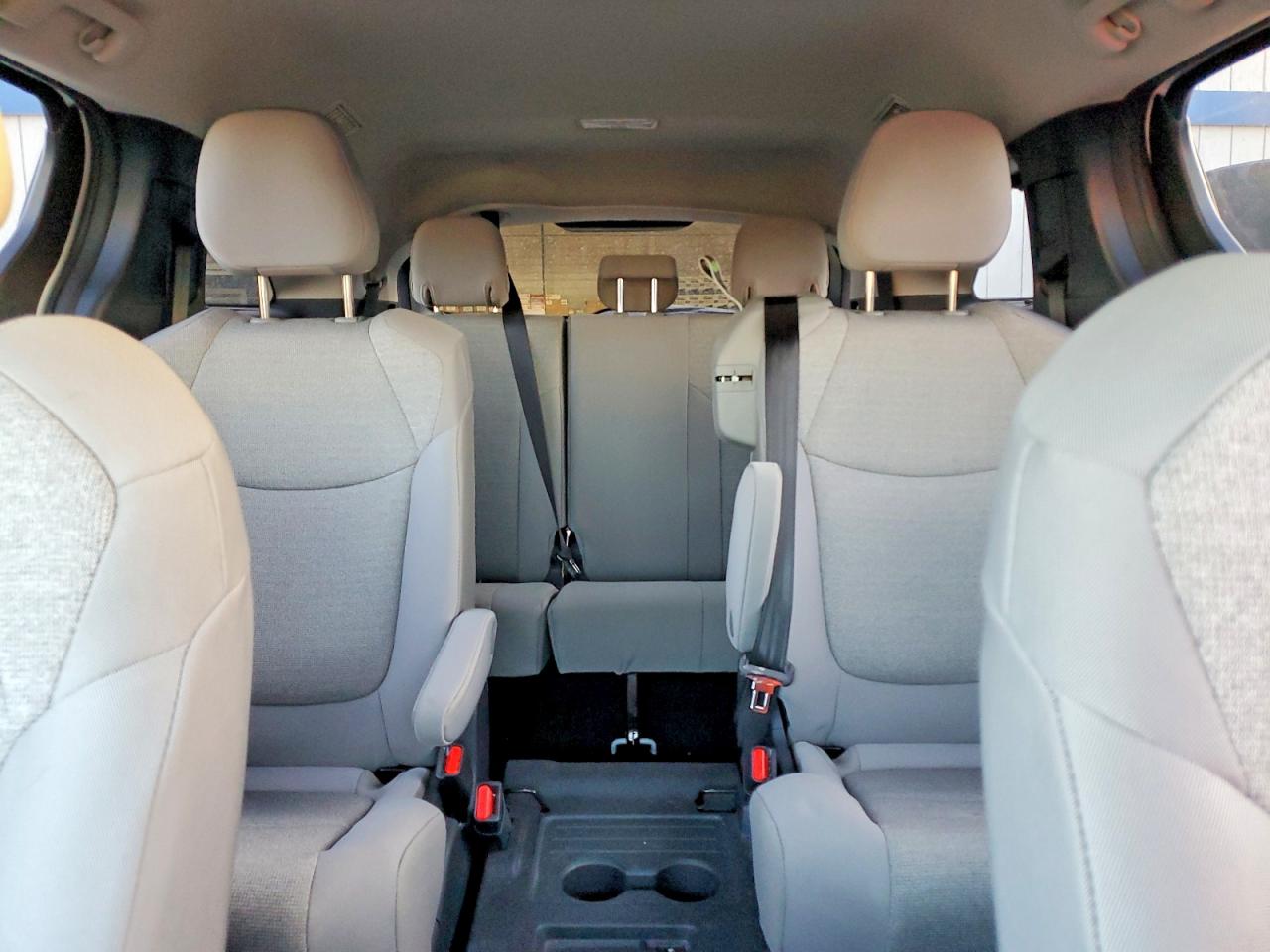 2026 Toyota Sienna VIN 5TDKRKEC3TS297912 photo 10