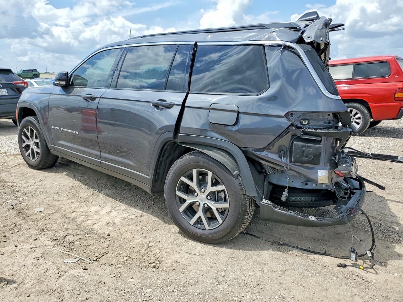 2025 Jeep Cherokee VIN 1C4RJJBG9S8724018 photo 2