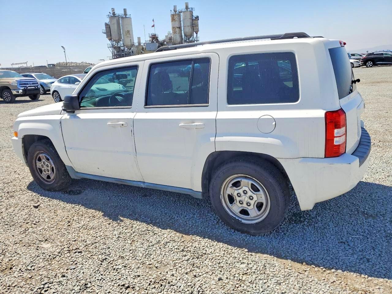 2010 Jeep Patriot VIN 1J4NT2GB3AD617655 photo 2
