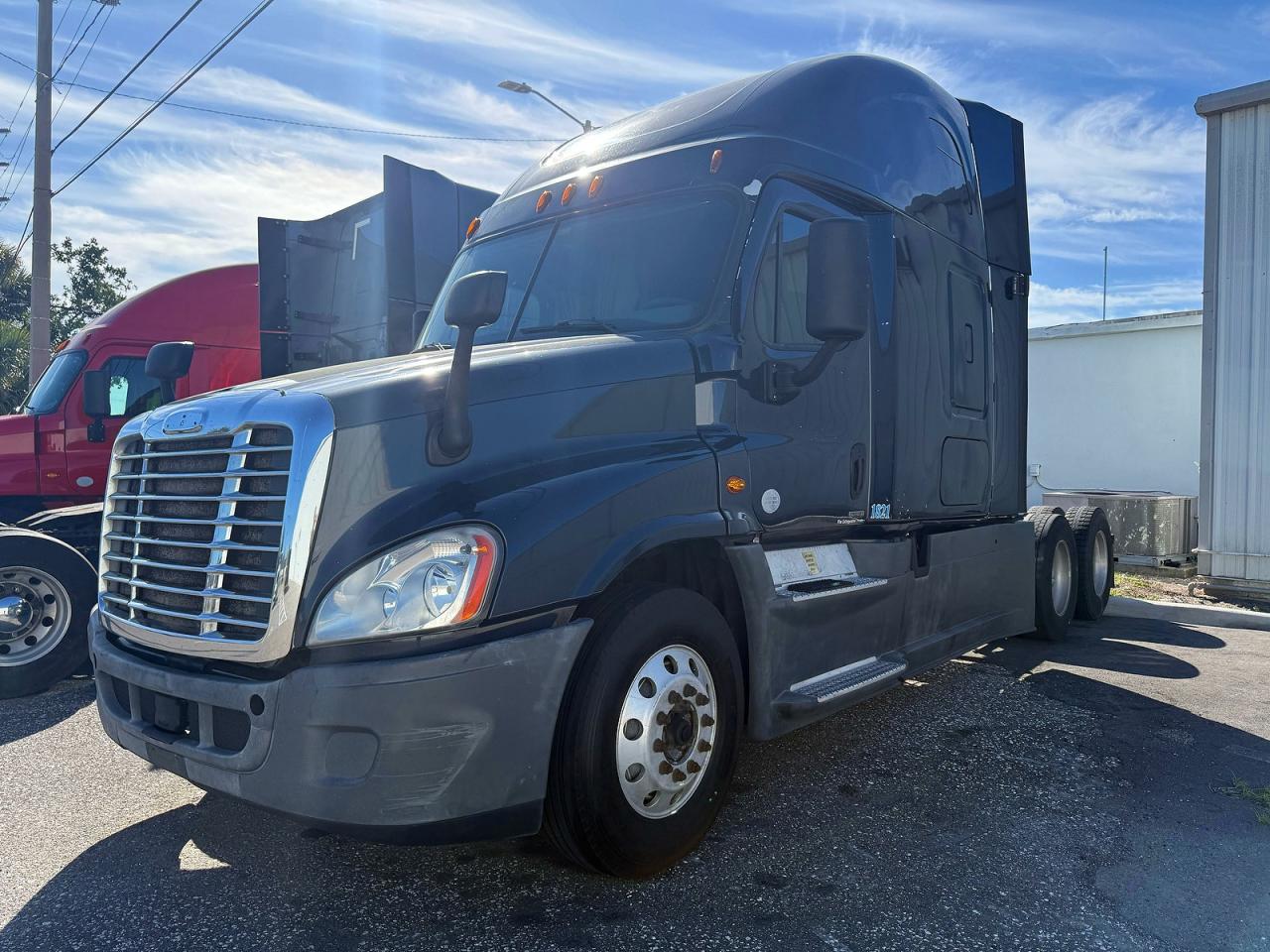2018 FREIGHTLINER All other VIN 1FUJGLDR6JLHF2531 photo 2