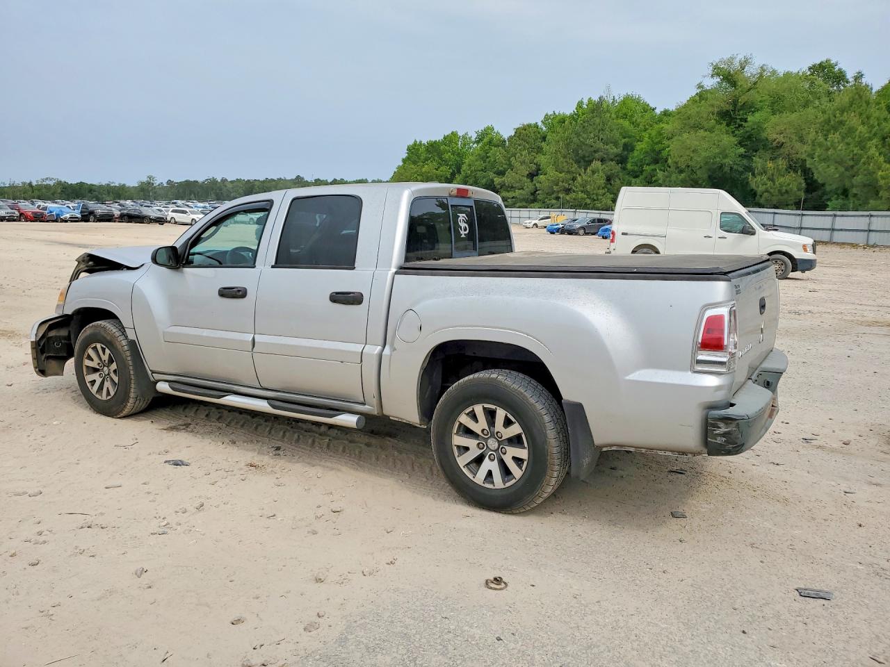2007 Mitsubishi Raider VIN 1Z7HC28K27S109574 photo 2