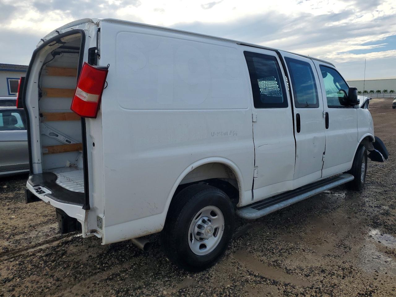 2025 Chevrolet Express VIN 1GCWGAFP2S1160118 photo 3