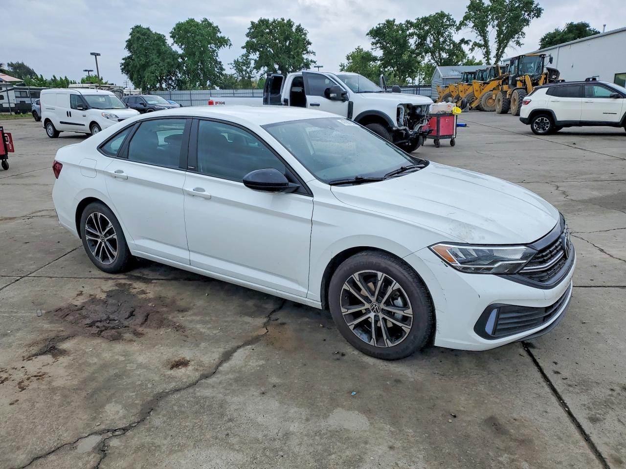 2023 Volkswagen Jetta VIN 3VWBM7BU6PM040335 photo 4