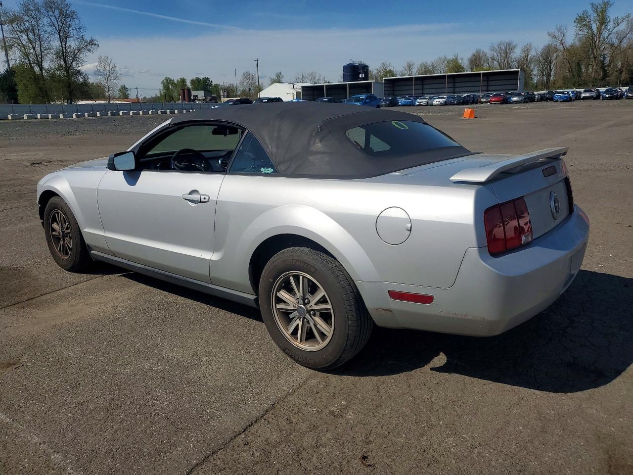2005 Ford Mustang VIN 1ZVHT84N355253562 photo 2