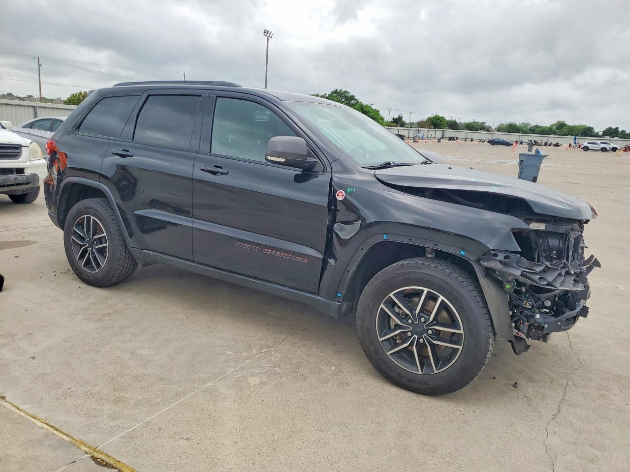 2019 Jeep Cherokee VIN 1C4RJFLG5KC804229 photo 4