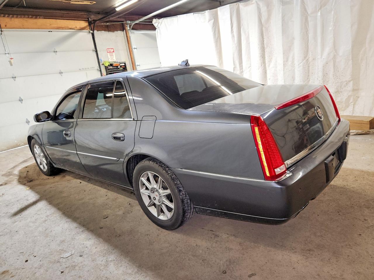 2010 Cadillac Dts VIN 1G6KD5EY2AU132831 photo 2