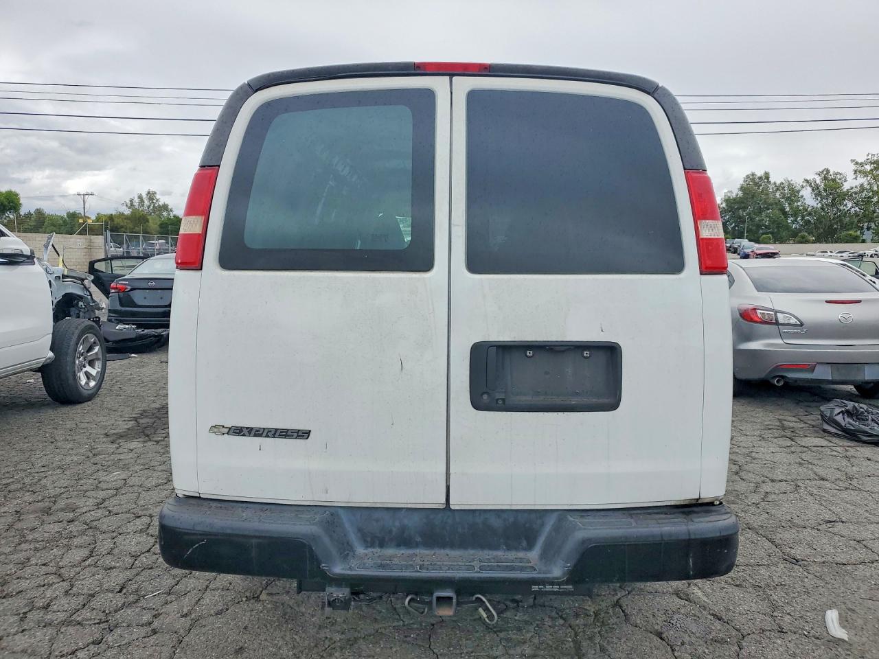 2018 CHEV Express VIN 1GCWGBFP6J1253924 photo 6