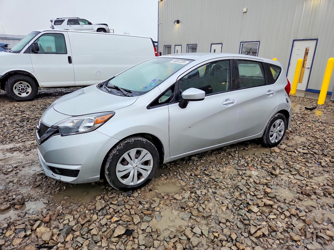 2018 Nissan Versa note VIN 3N1CE2CP0JL352568 photo 1