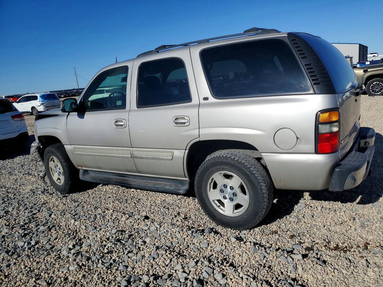 2005 Chevrolet Tahoe VIN 1GNEK13T35R221629 photo 2