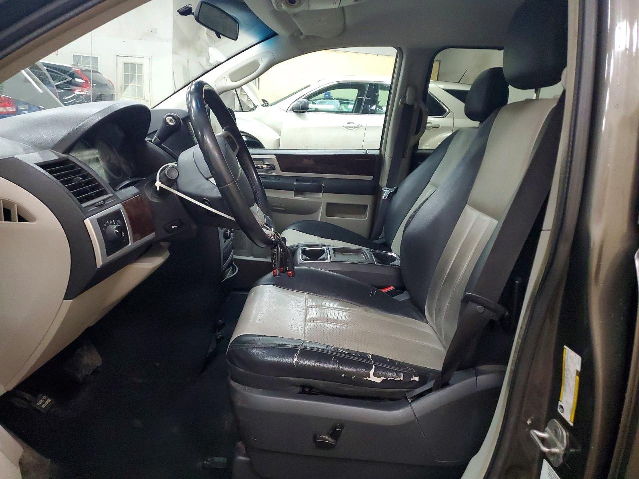2010 Chrysler Minivan VIN 2A4RR8DXXAR320947 photo 7