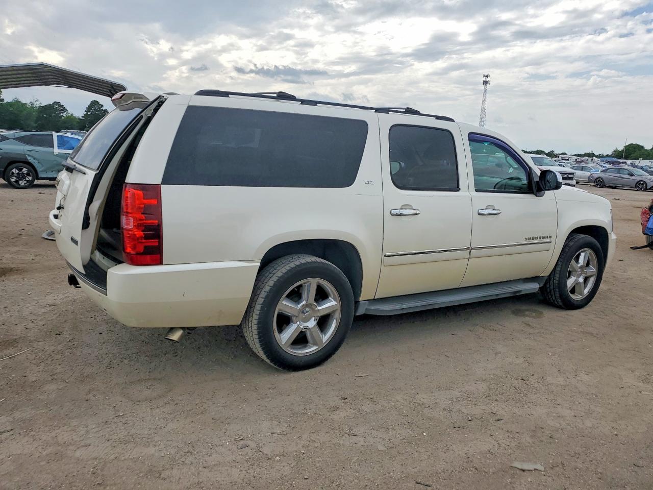 2011 CHEVROLET Suburban VIN 1GNSCKE02BR128279 photo 3