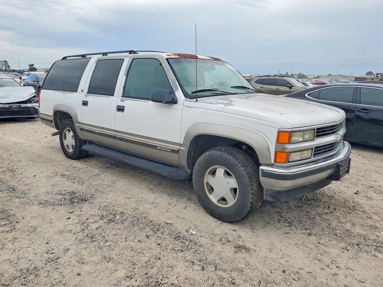 1999 Chevrolet Suburban VIN 1GNFK16R2XJ440152 photo 4