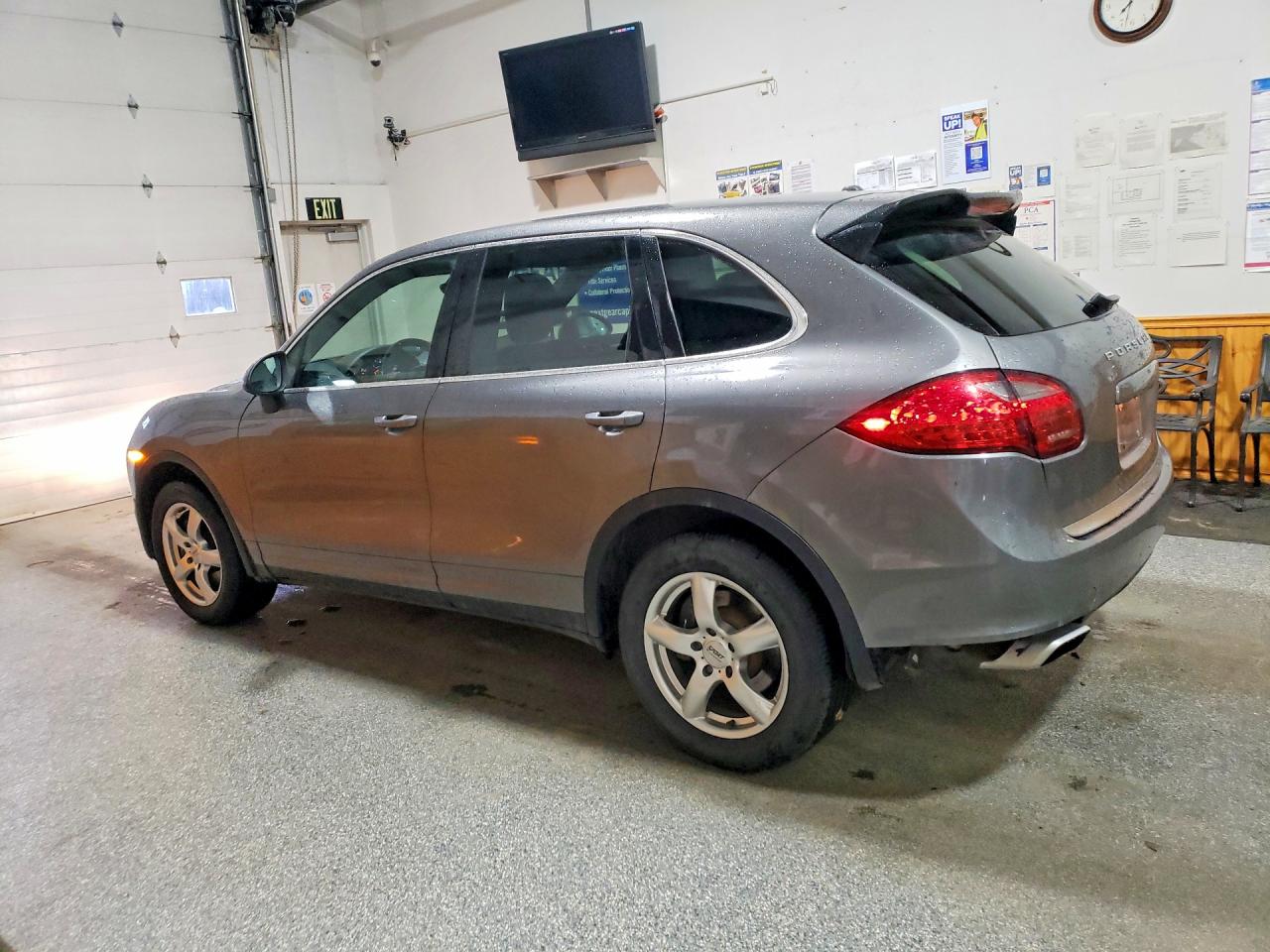 2013 Porsche Cayenne VIN WP1AA2A21DLA06227 photo 2
