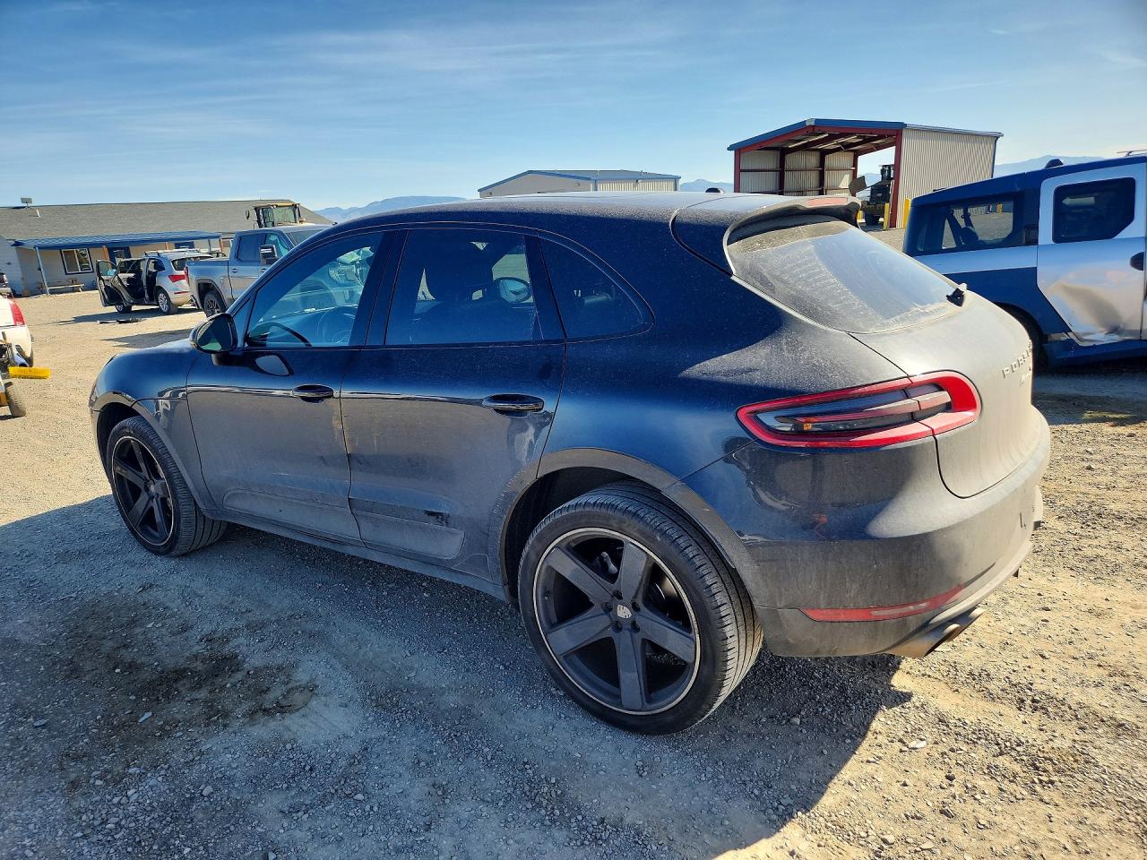 2017 Porsche Macan VIN WP1AB2A54HLB13902 photo 2