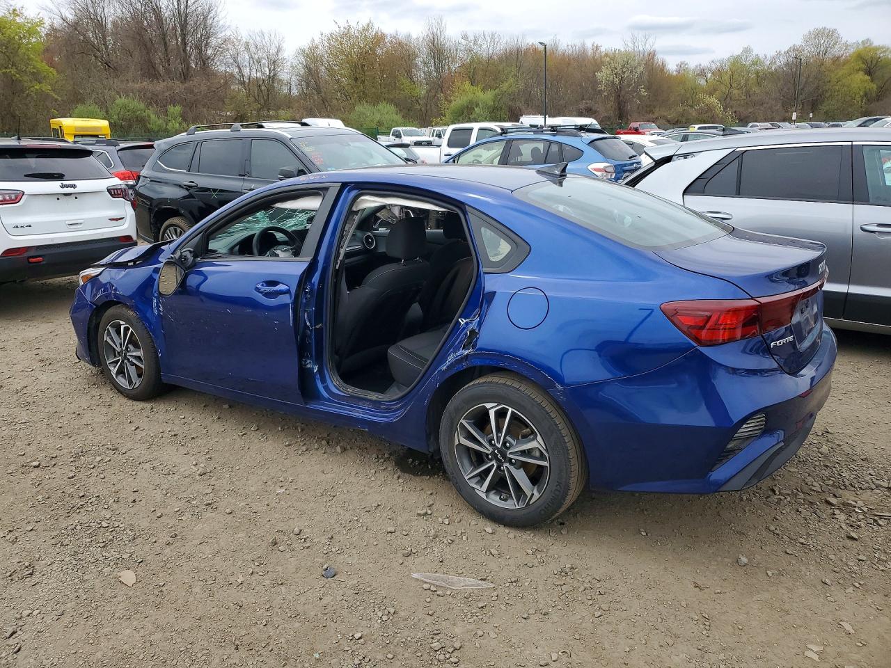 2023 Kia Forte lxs VIN 3KPF24AD5PE579680 photo 2