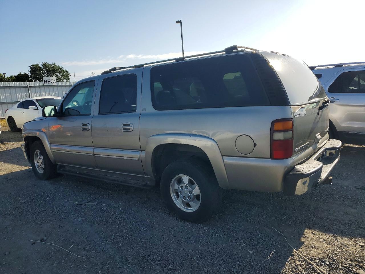 2002 Chevrolet Suburban VIN 1GNFK16T12J211370 photo 2