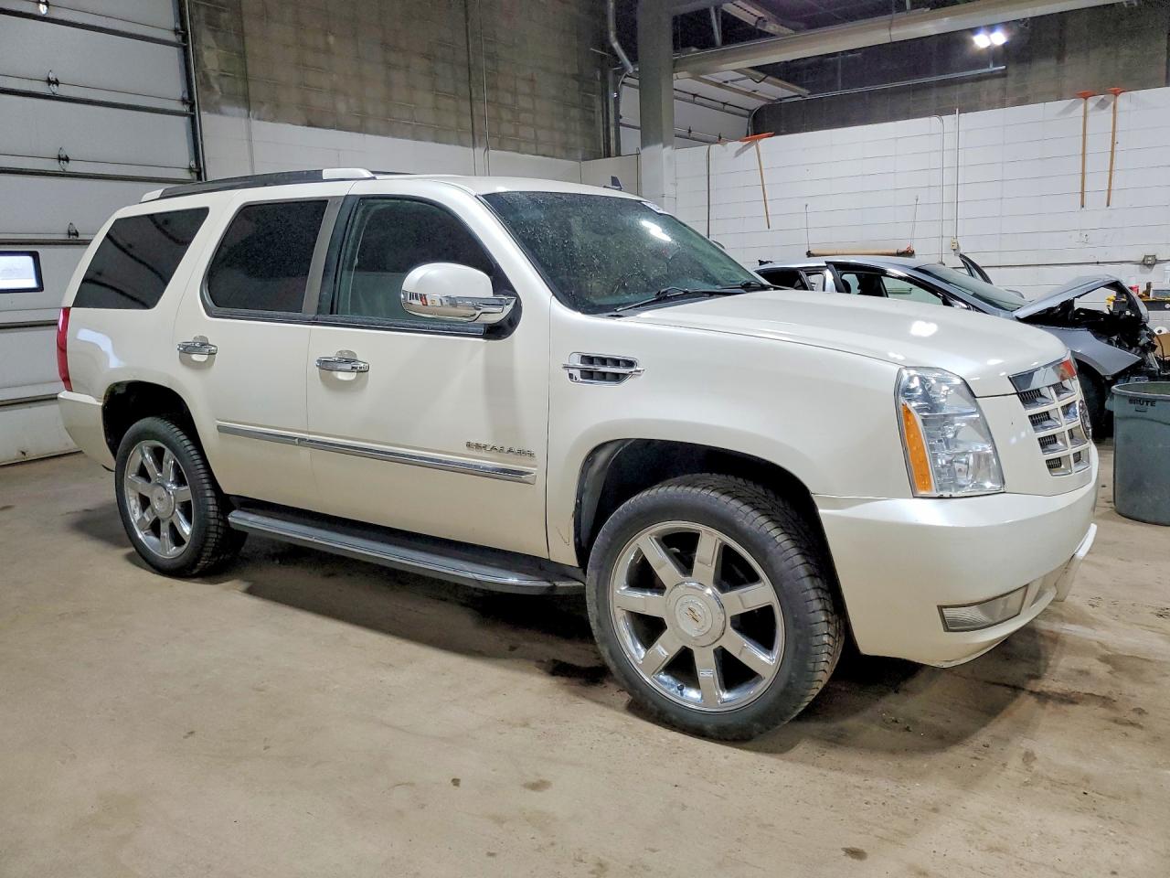 2010 Cadillac Escalade VIN 1GYUKBEF1AR244378 photo 4