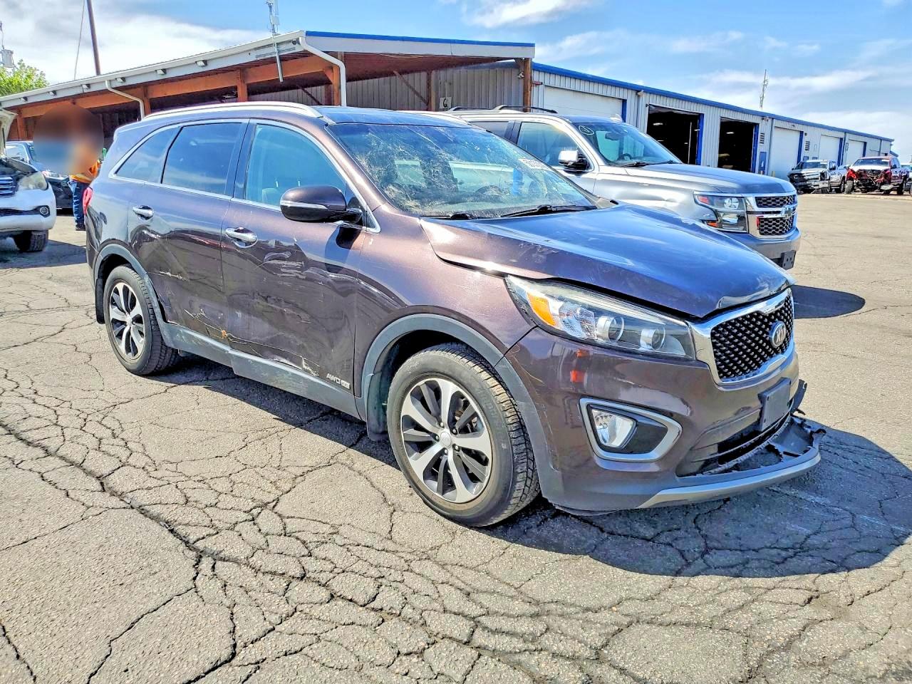 2016 Kia Sorento VIN 5XYPHDA52GG084013 photo 4