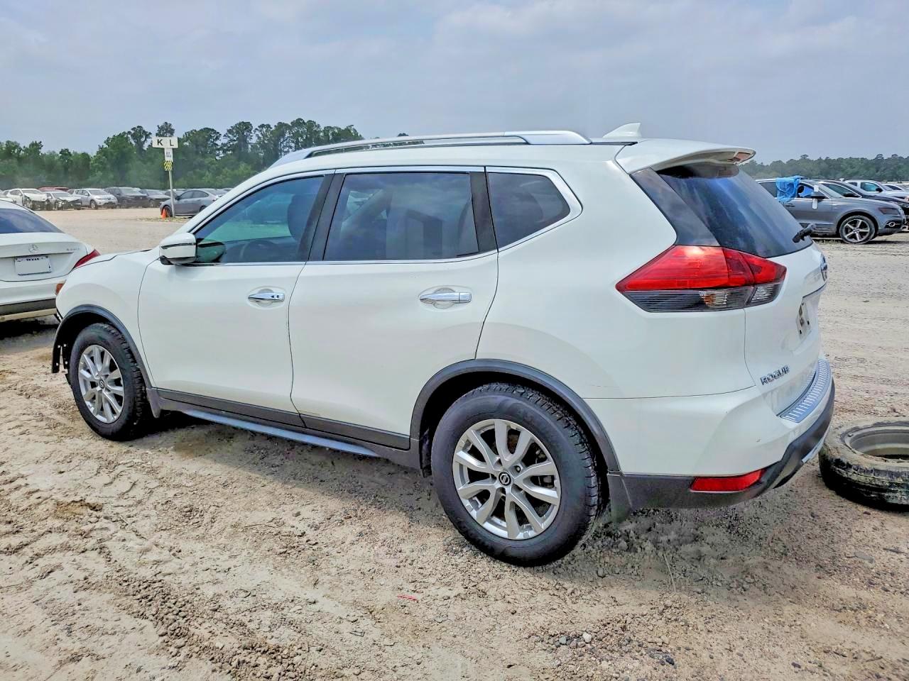 2017 Nissan Rogue sv VIN JN8AT2MTXHW147595 photo 2