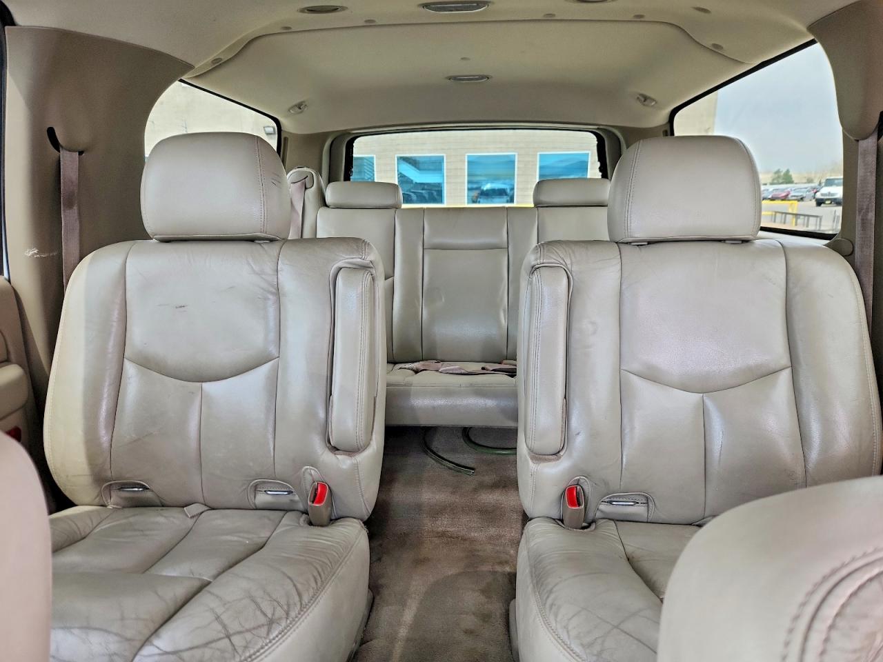 2004 Chevrolet Suburban VIN 1GNFK16TX4J204484 photo 10