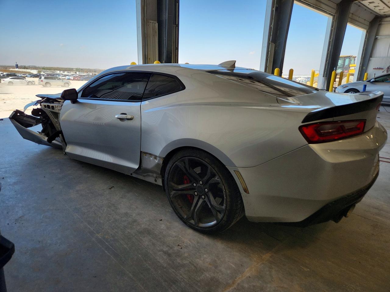 2018 Chevrolet Camaro VIN 1G1FE1R70J0158561 photo 2