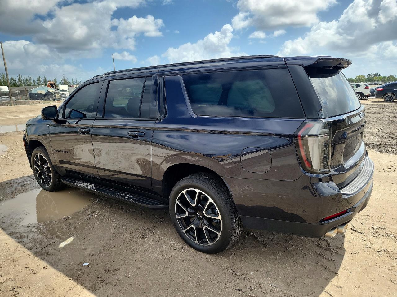 2025 Chevrolet Suburban VIN 1GNS5ERD1SR183007 photo 2