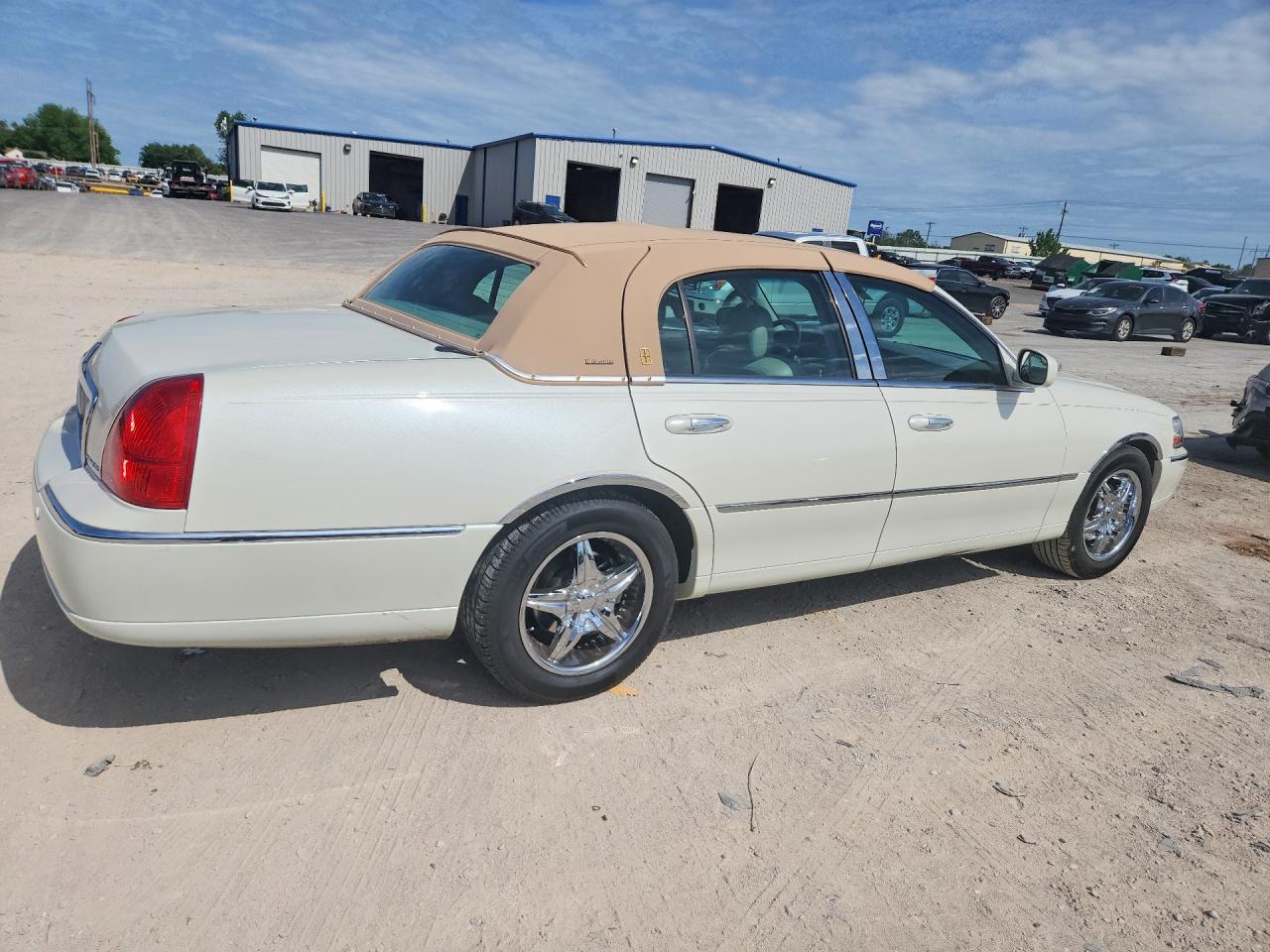2004 LINCOLN Towncar VIN 1LNHM83W94Y676777 photo 3
