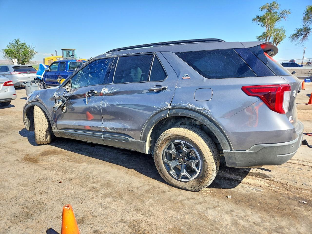 2022 Ford Explorer VIN 1FMSK8JH2NGA98612 photo 2