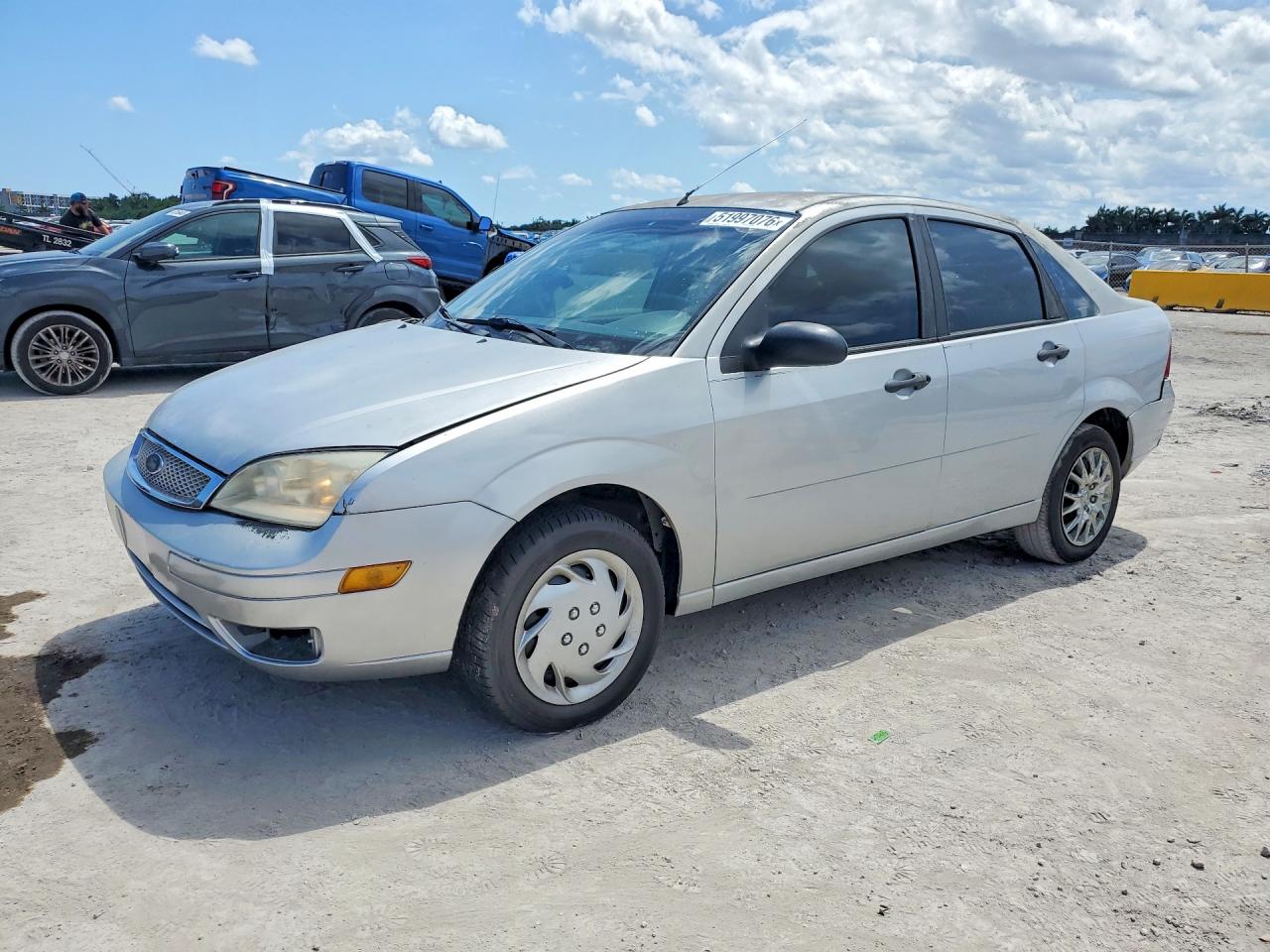 2007 Ford Focus VIN 1FAHP34N57W341817 photo 1