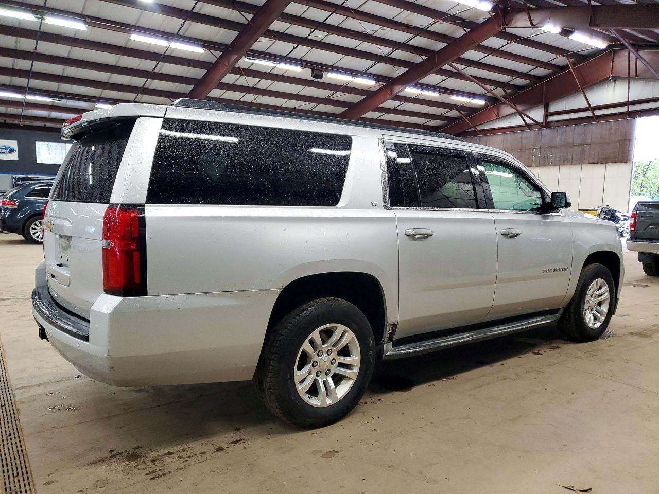 2015 Chevrolet Suburban VIN 1GNSKJKC8FR556990 photo 3