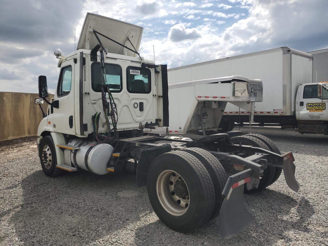 2017 FREIGHTLINER All other VIN 3AKBGADV3HSJH0114 photo 3