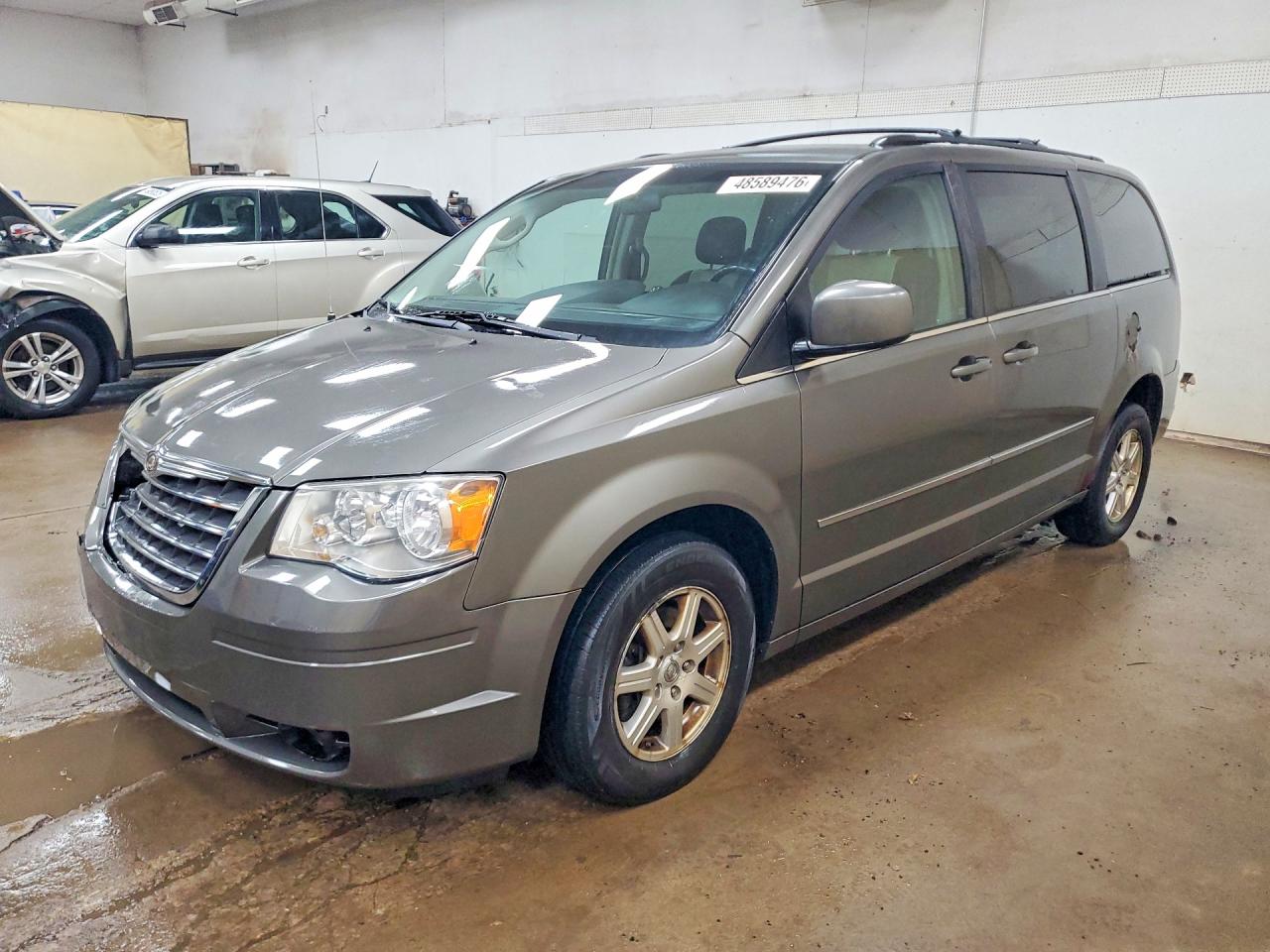 2010 Chrysler Minivan VIN 2A4RR8DXXAR320947 photo 1