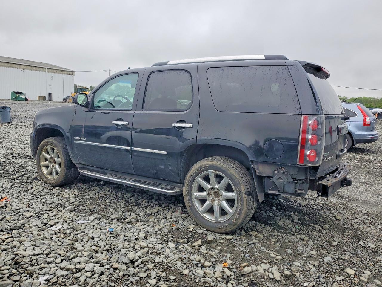 2011 GMC Yukon VIN 1GKS2EEF3BR208101 photo 2