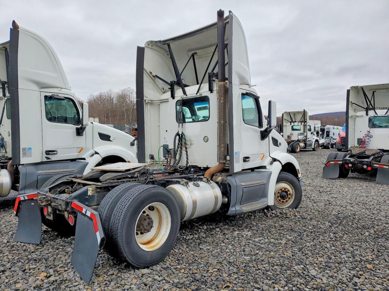 2017 PETERBILT All models VIN 1XPBA48X4HD361734 photo 4