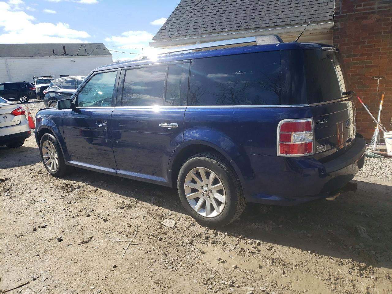 2011 Ford Flex VIN 2FMGK5CC0BBD18712 photo 2