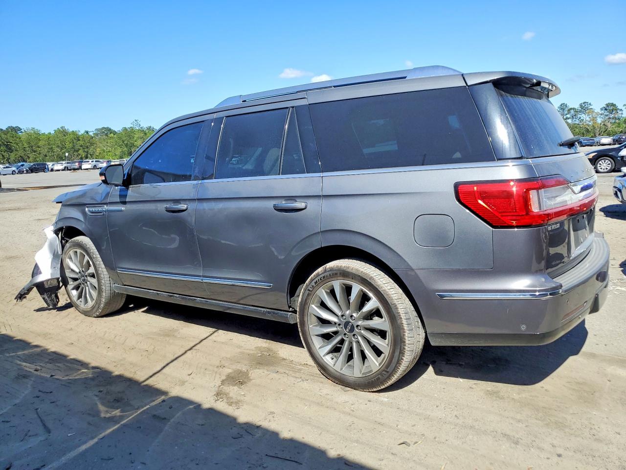 2021 Lincoln Navigator VIN 5LMJJ2LT3MEL07618 photo 2