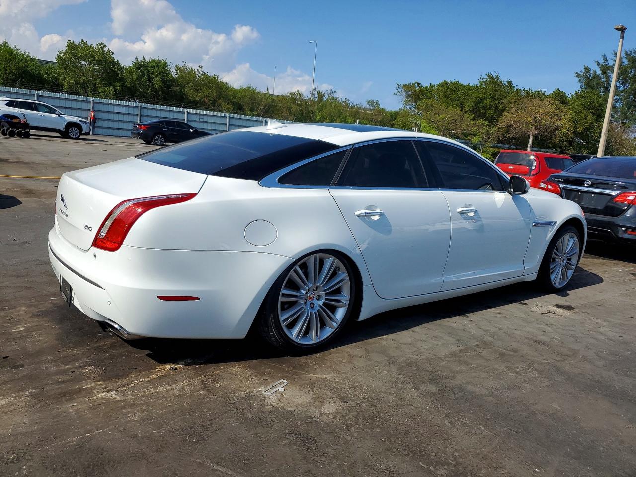 2014 Jaguar Xj VIN SAJWA1CZ0E8V71540 photo 3