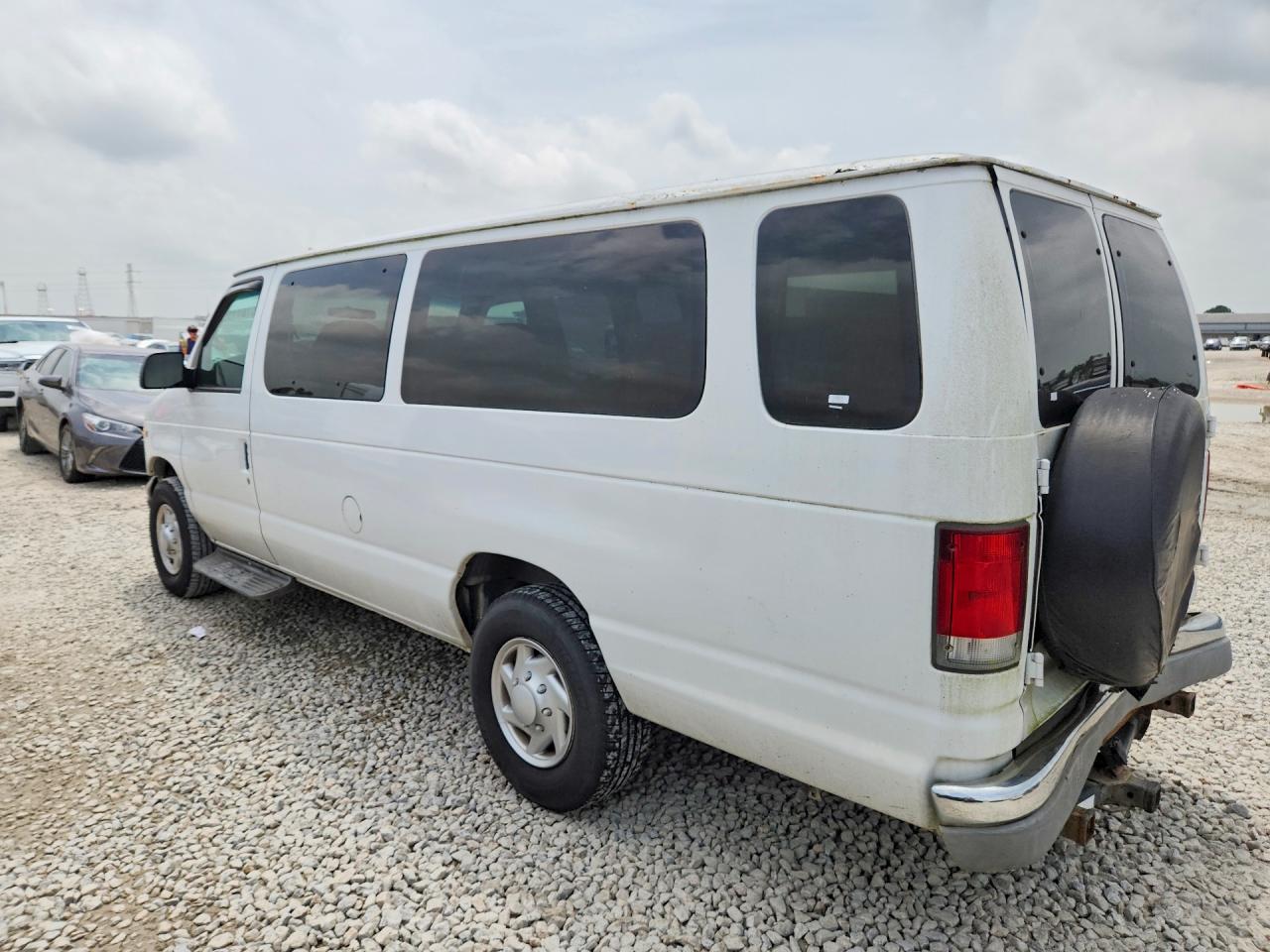 2001 Ford Econoline VIN 1FBSS31S61HB38170 photo 2