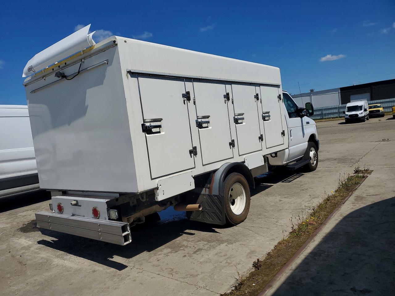 2017 Ford Econoline VIN 1FDXE4FS8HDC69072 photo 3