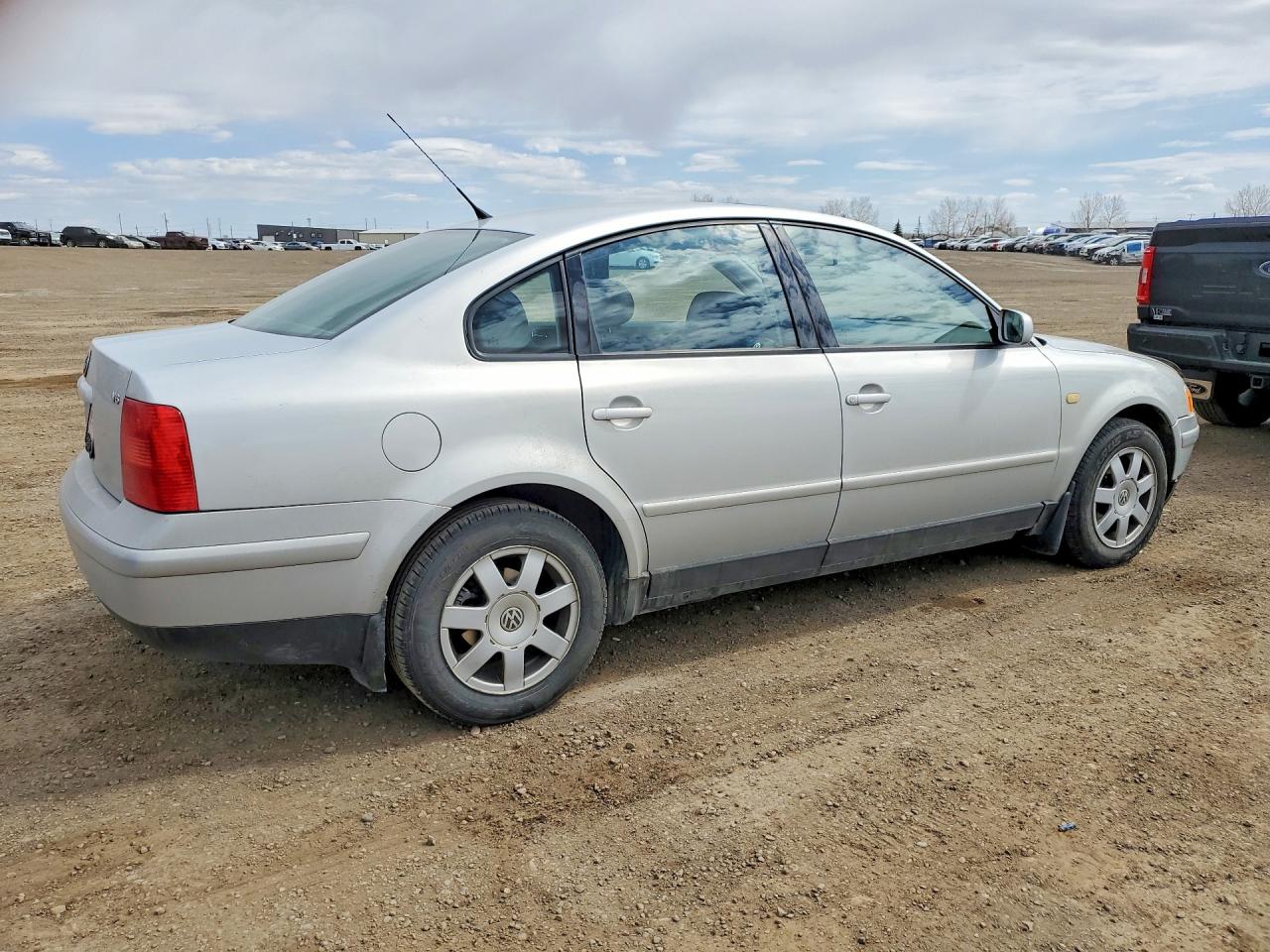 1999 Volkswagen Passat VIN WVWAD63B5XE321862 photo 3