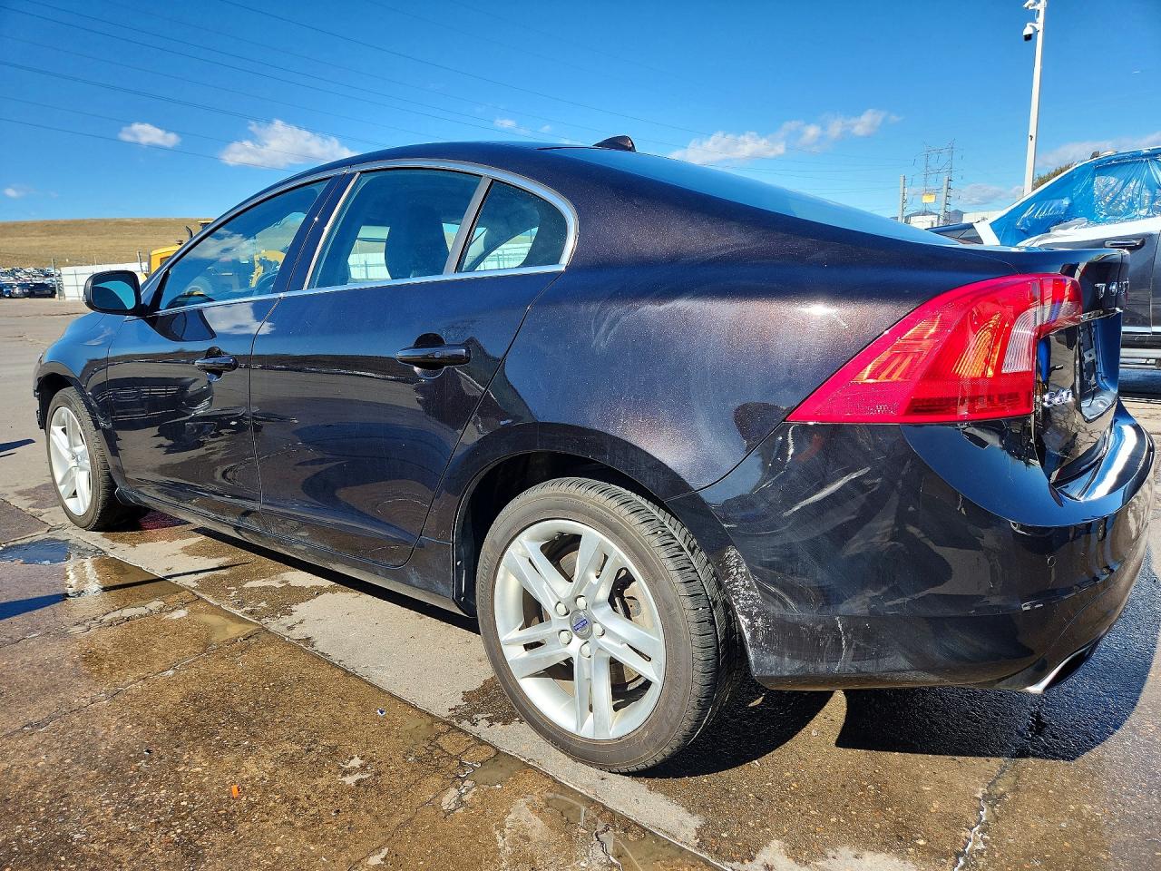 2015 Volvo S60 VIN YV1612TKXF2361680 photo 2