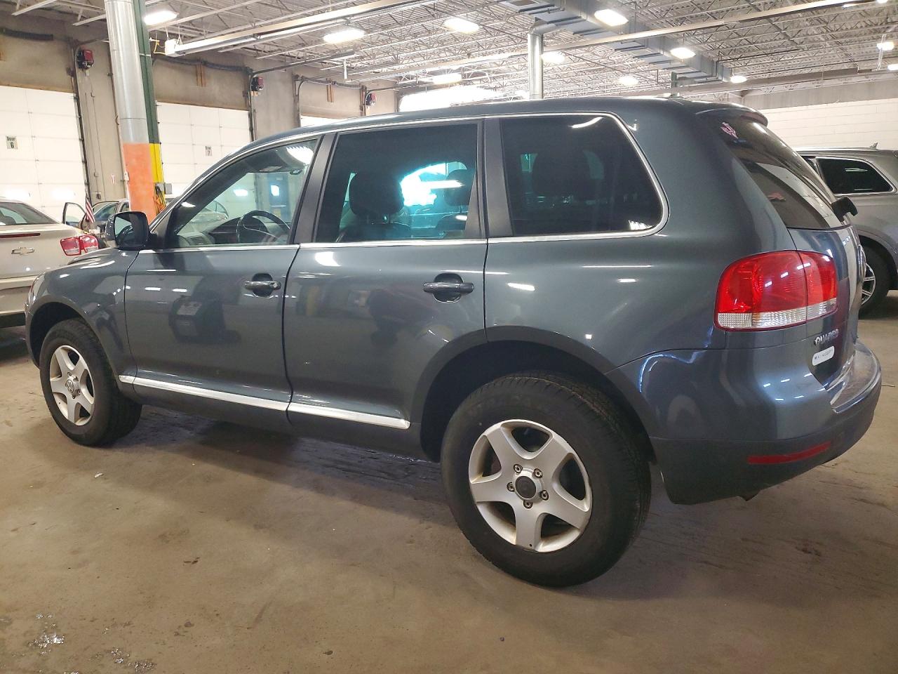 2006 Volkswagen Touareg VIN WVGZG77L96D038433 photo 2