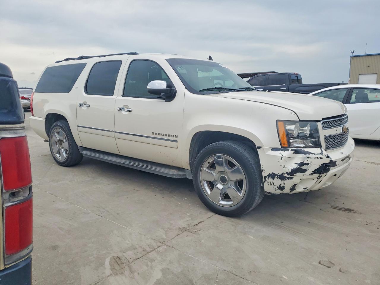 2011 Chevrolet Suburban VIN 1GNSCKE02BR289361 photo 4