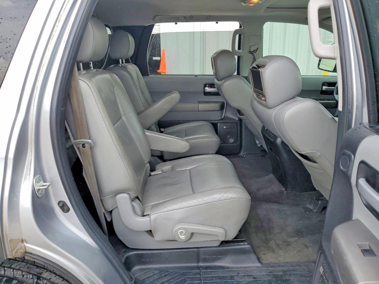 2013 Toyota Sequoia VIN 5TDKY5G19DS045552 photo 11