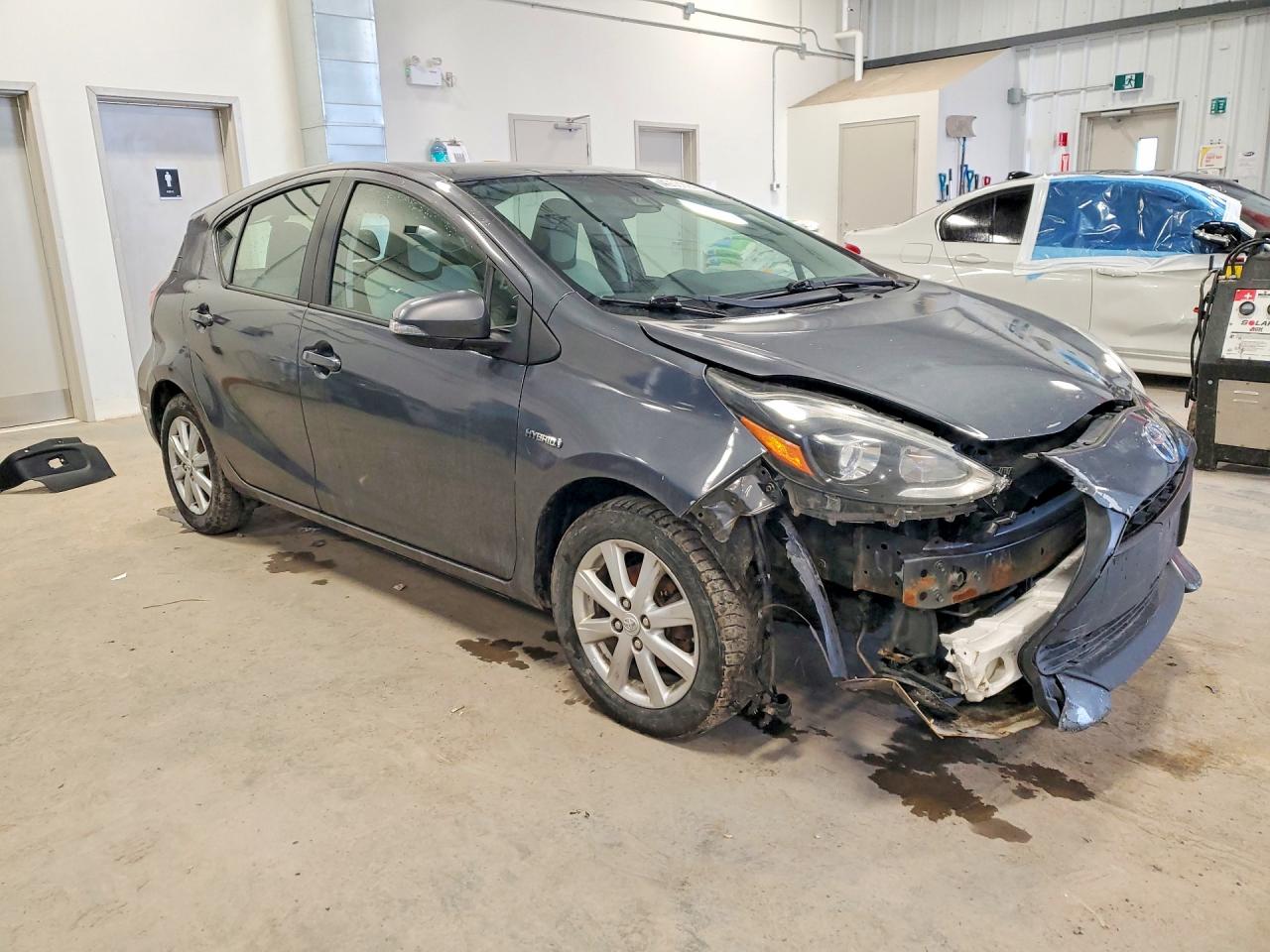 2018 Toyota Prius c on VIN JTDKDTB33J1617880 photo 4