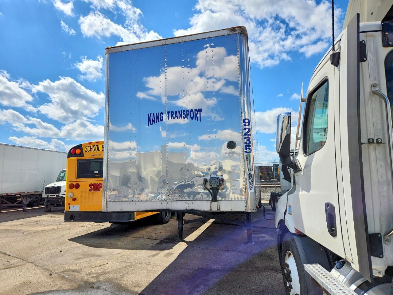2021 UTILITY All models VIN 1UYVS2534M7069125 photo 2