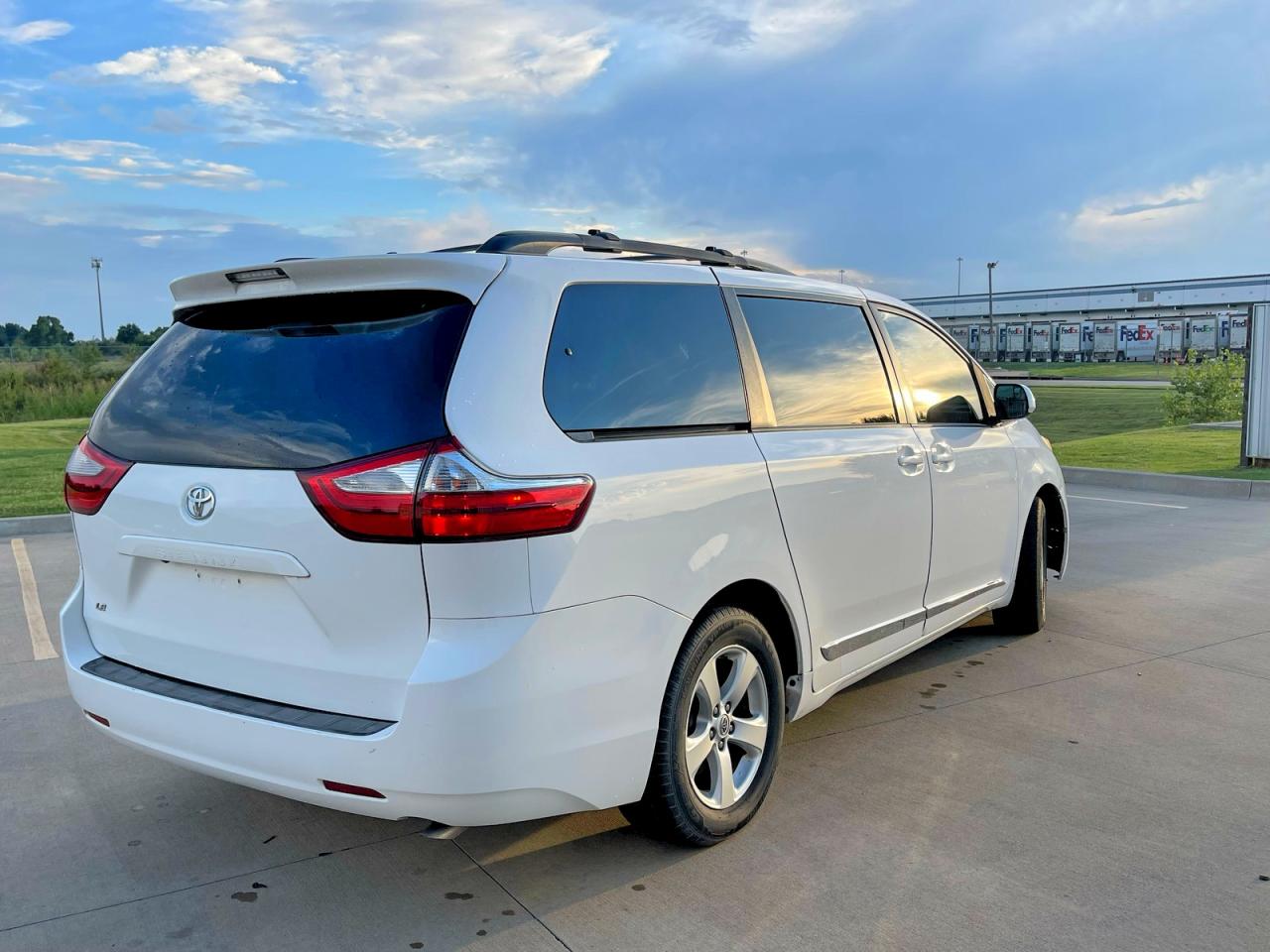 2015 Toyota Sienna VIN 5TDKK3DC3FS547083 photo 4