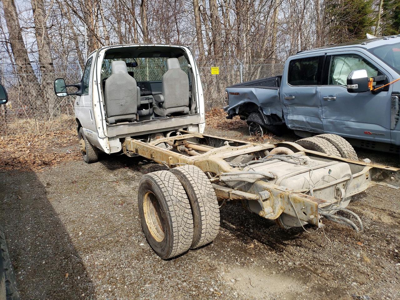 2017 Econoline VIN 1FDWE3FS9HDC67451 photo 2