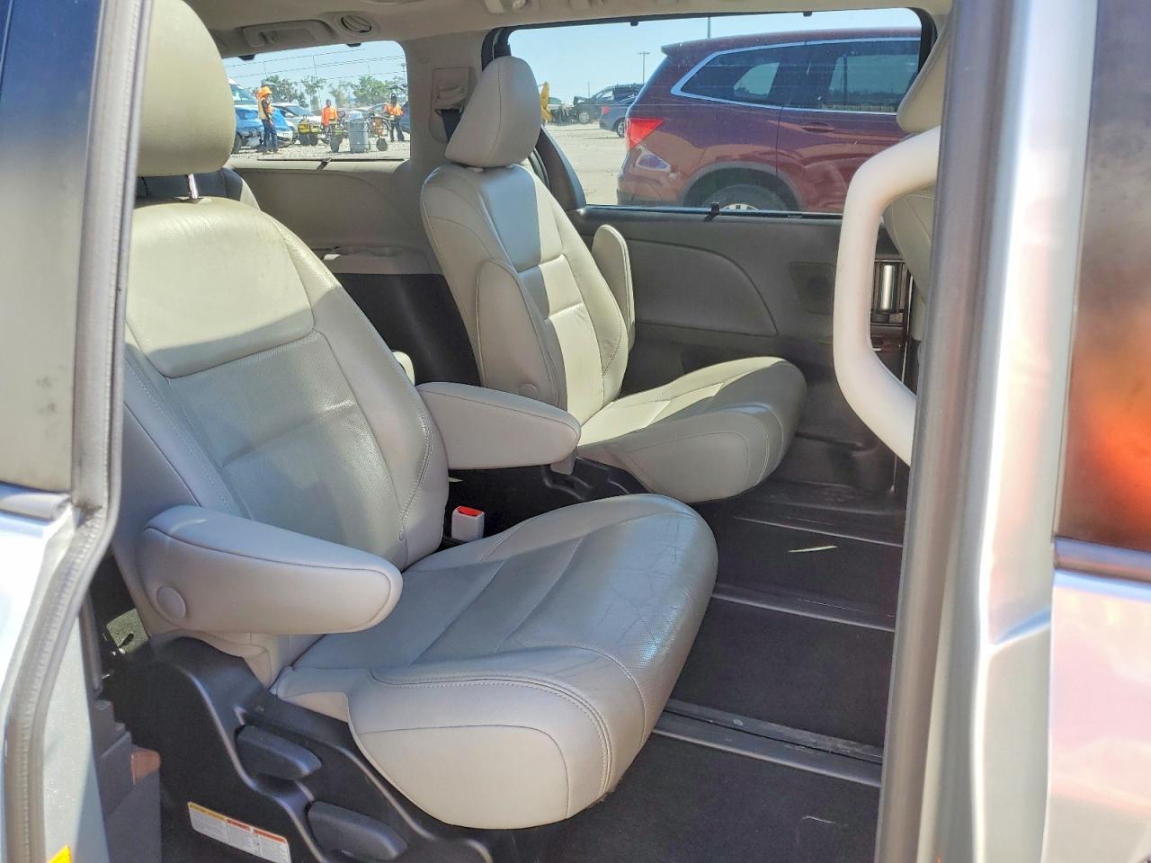 2019 Toyota Sienna VIN 5TDDZ3DC6KS216254 photo 11