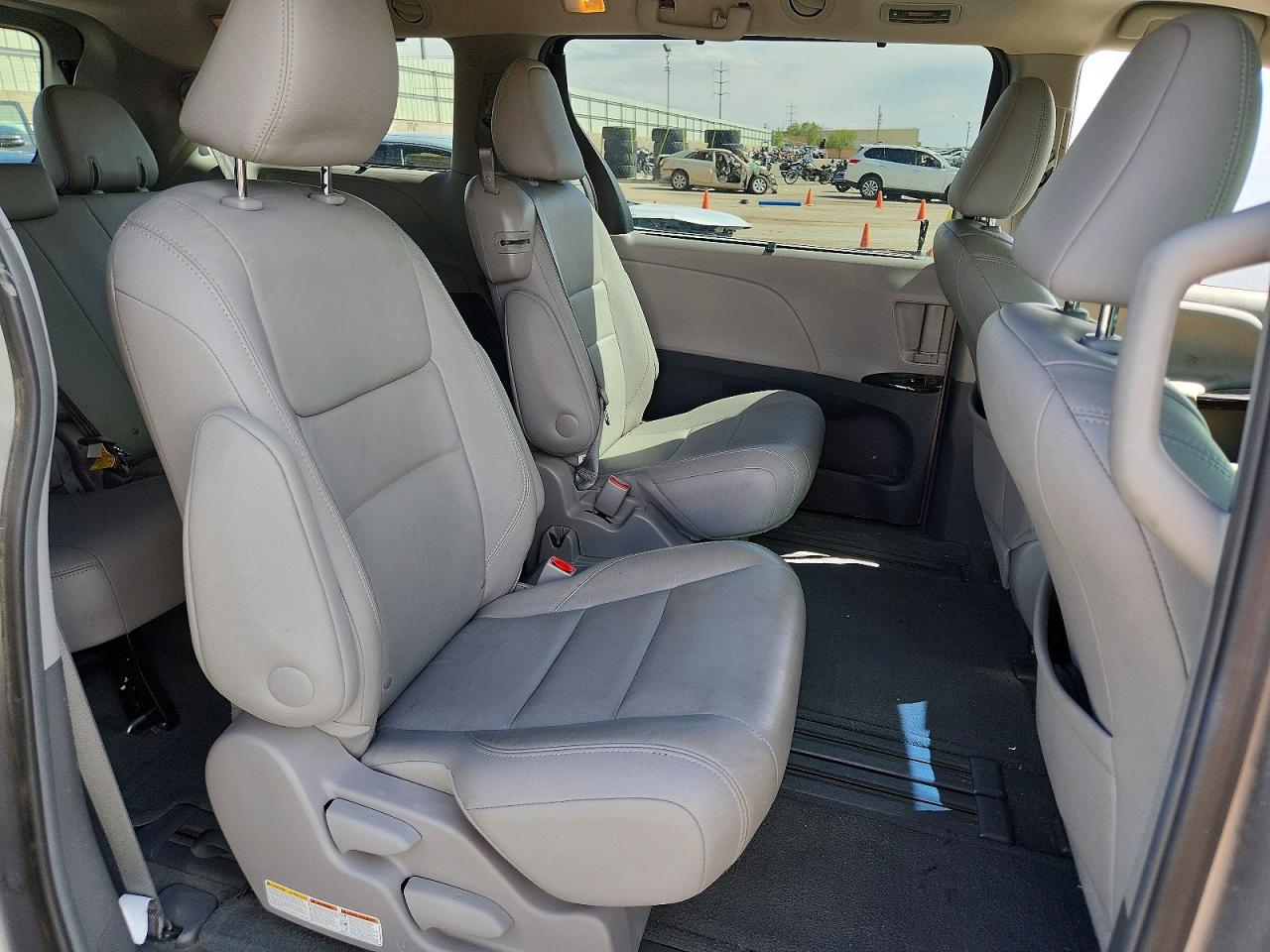 2015 Toyota Sienna VIN 5TDYK3DC5FS656896 photo 11